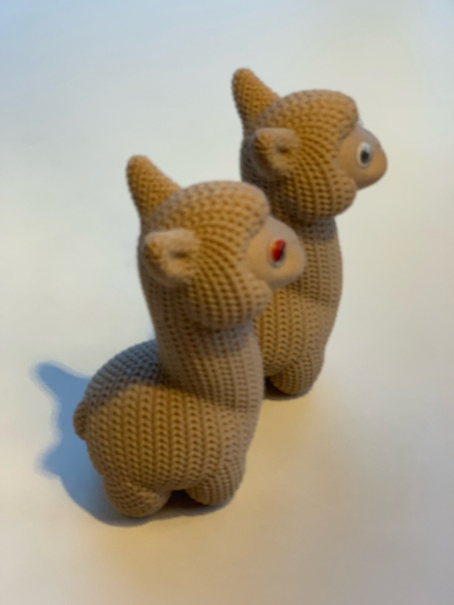 Bedårande alpacka i stickad design. Pojke