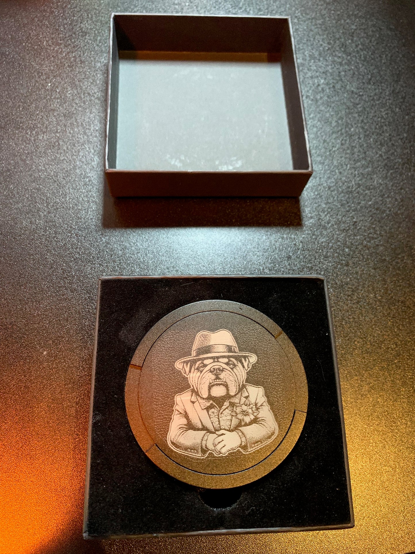 Snusdosa i Eloxiderad aluminium med kylig Bulldog