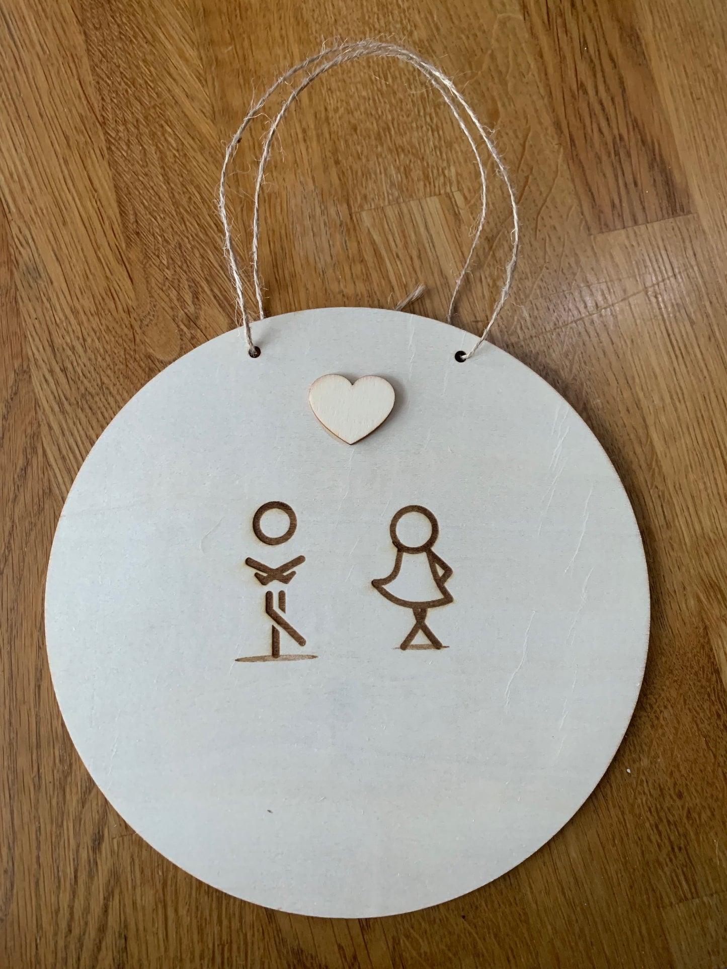 Skylt till WC 200mm med streckfigurer och hjärta