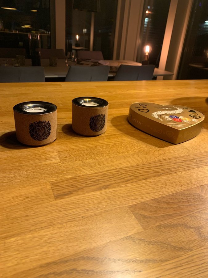 Kynttilänjalkapari korkista ja kiillotetusta ruostumattomasta teräksestä koristeellisella designilla Power &amp; Glory