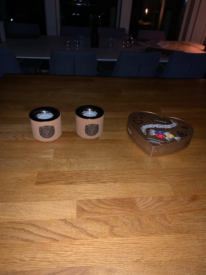 Kynttilänjalkapari korkista ja kiillotetusta ruostumattomasta teräksestä koristeellisella designilla Power &amp; Glory
